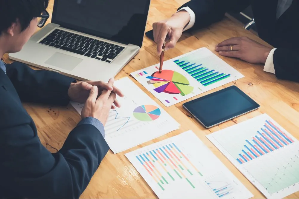 グラフを見せる人