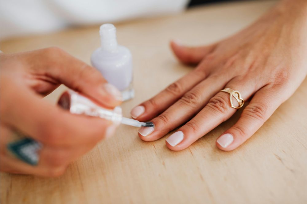 ネイルをする女性