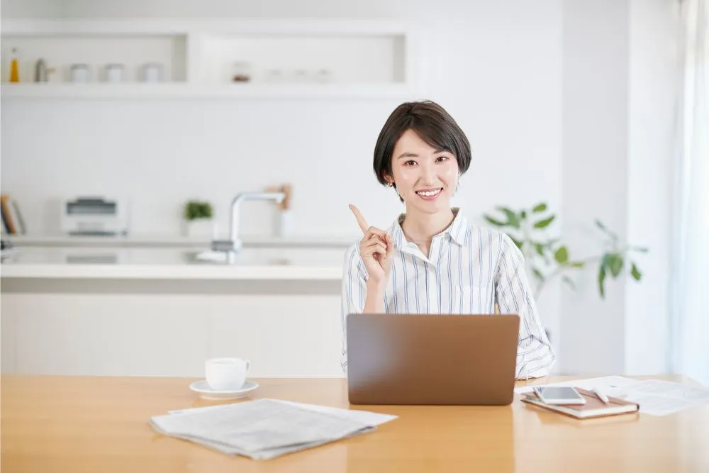 指を立てる女性