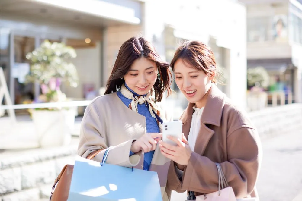 スマホを見る女性