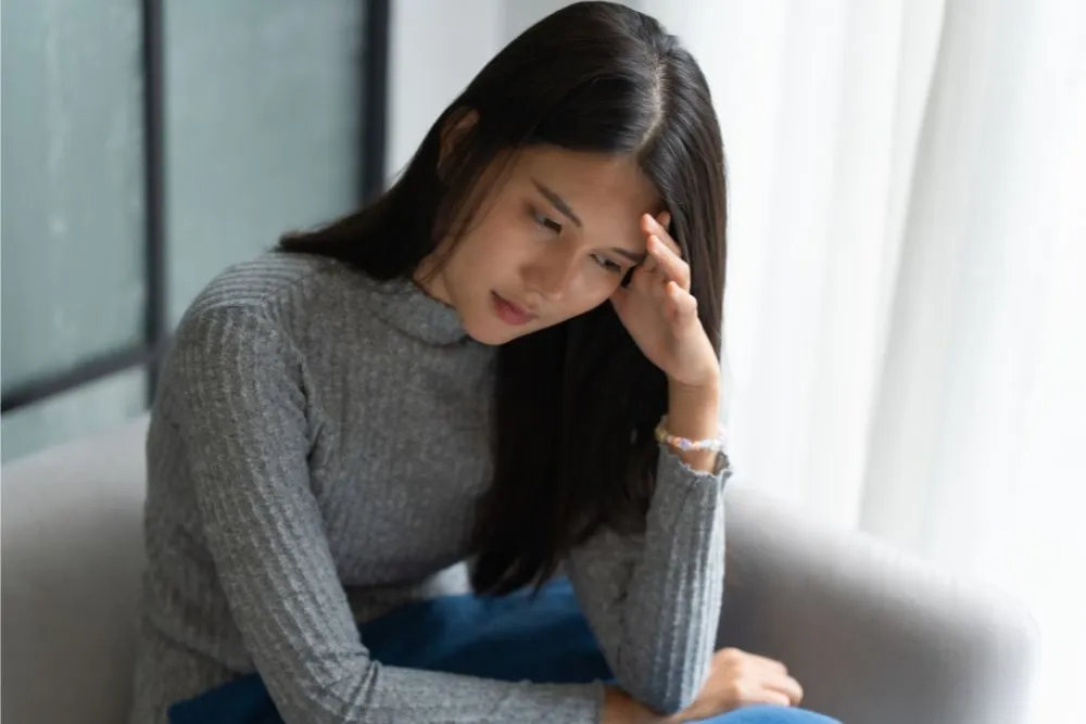 悩む女性