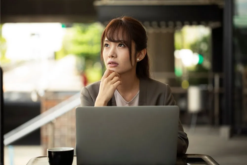 考える女性